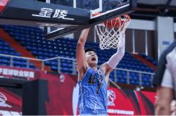 -青年军球队连胜走向领先，成为夺冠黑马