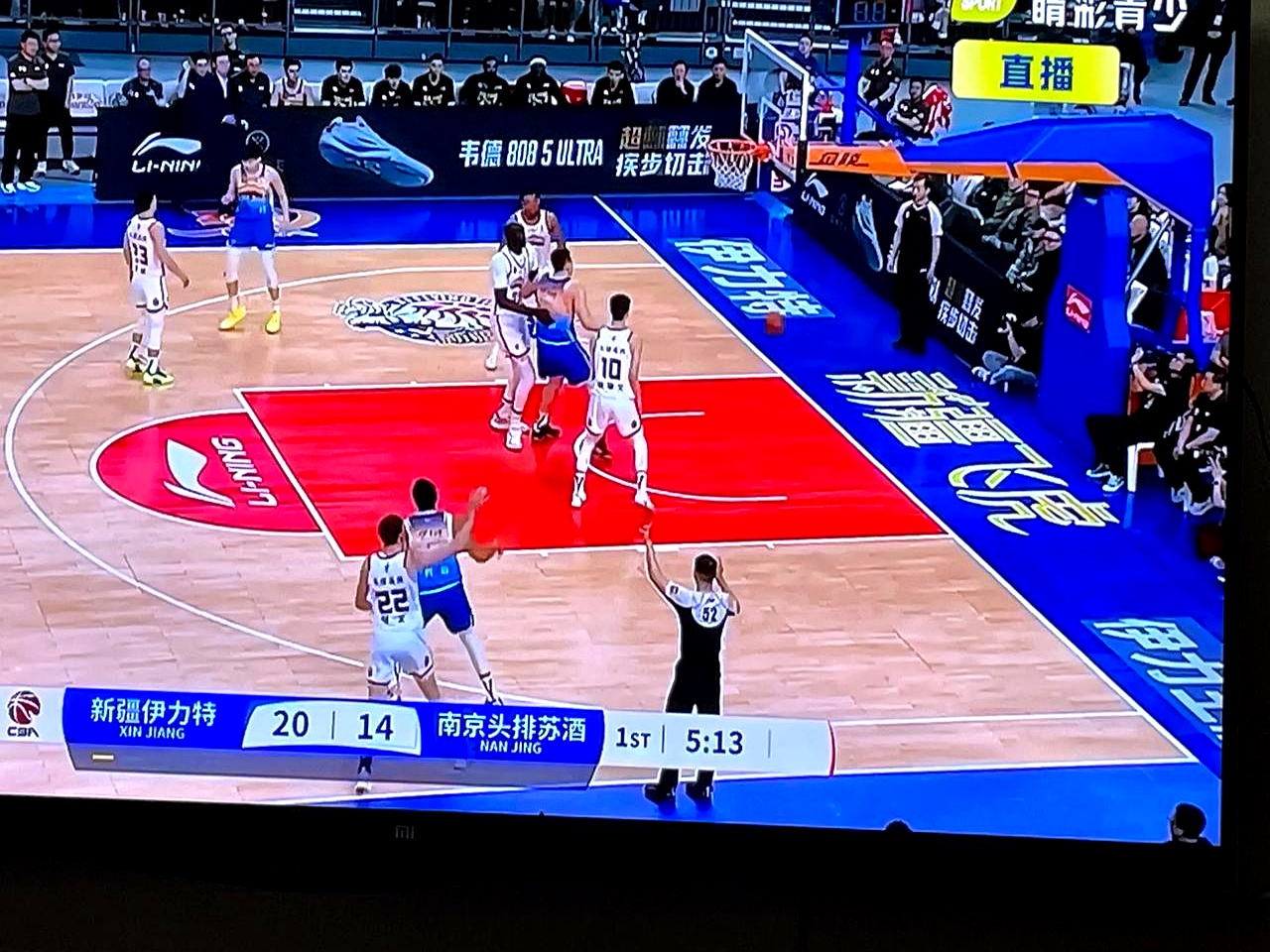 比赛过程中充满了挑战与困难，双方实力均衡