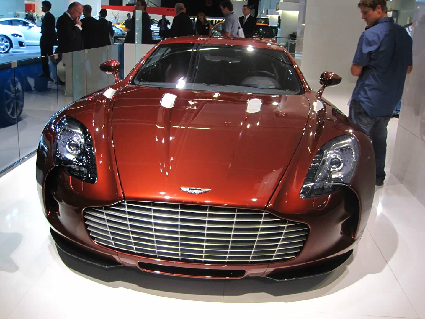 红牛二队力克阿斯顿马丁，皮亚斯特里带队取胜的简单介绍